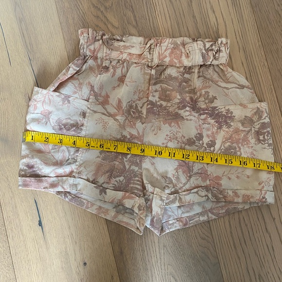 Like new Aritzia 100% silk shorts with pockets - Picture 3 of 6